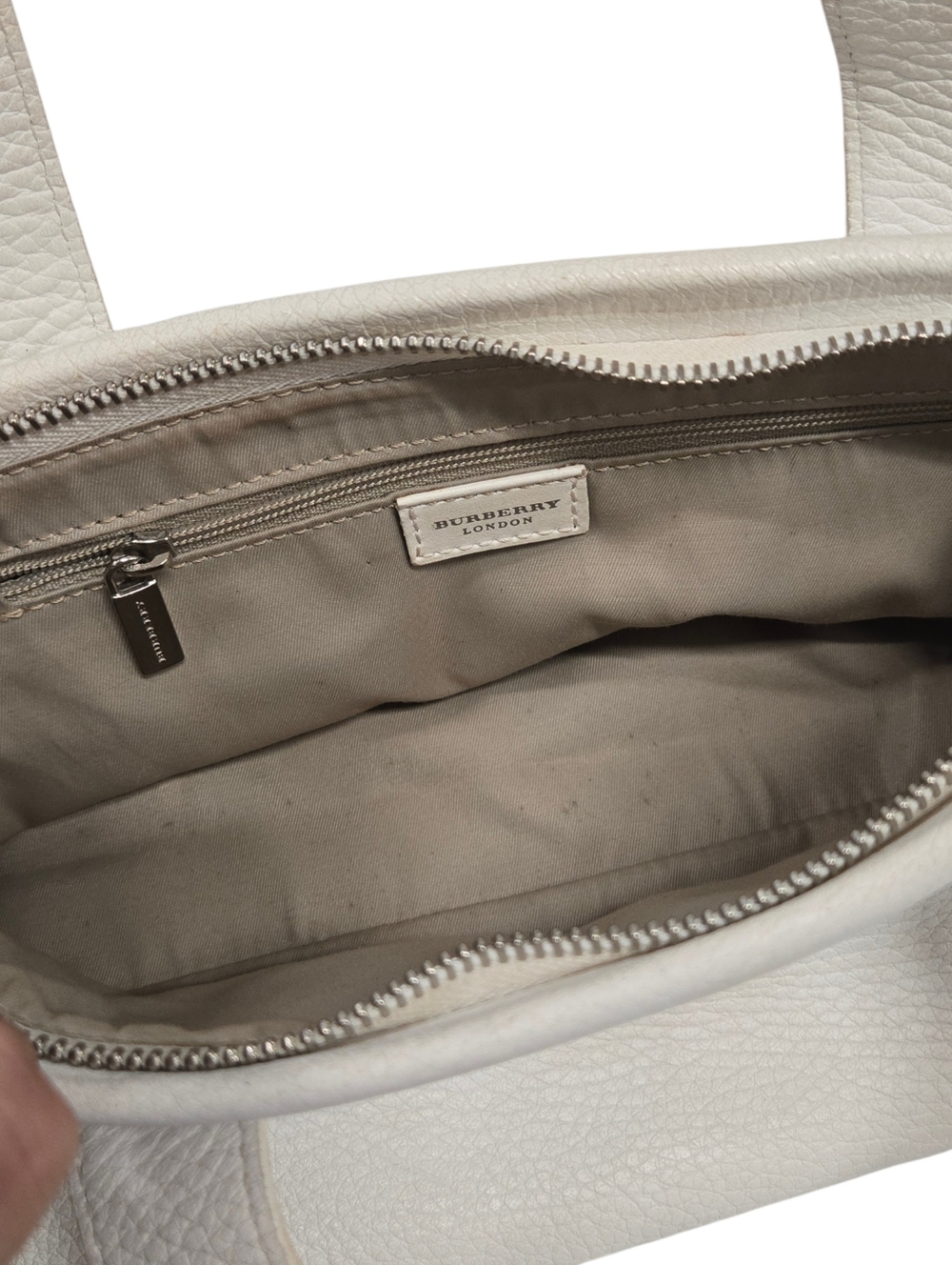 💯 Authentic Burberry Handbag - Picture 9 of 13
